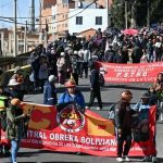 Ante la escasez, vecinos y productores ofrecen leche y huevos en la plaza principal