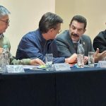 Ante la escasez, vecinos y productores ofrecen leche y huevos en la plaza principal