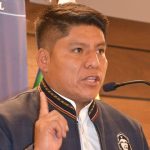 Renuncian dos ministros en plena crisis social